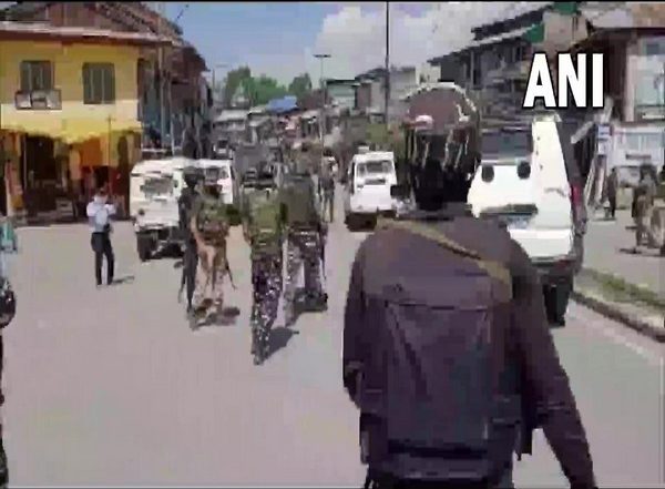 Jammu and Kashmir: Terrorists Hurl Grenade at Police Party in Pulwama, 3 Civilians Injured