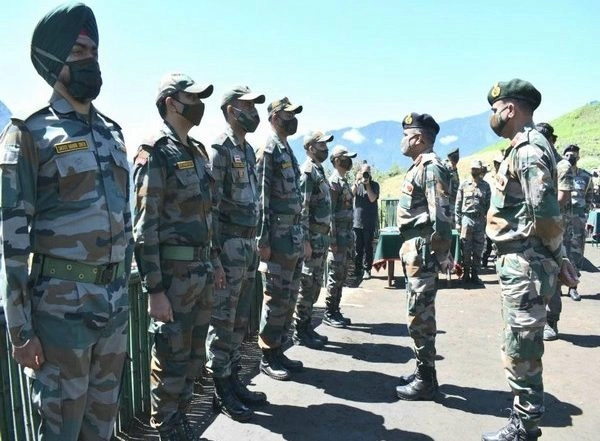 India News | Eastern Army Commander Visits Forward Areas Along LAC in Arunanchal Pradesh