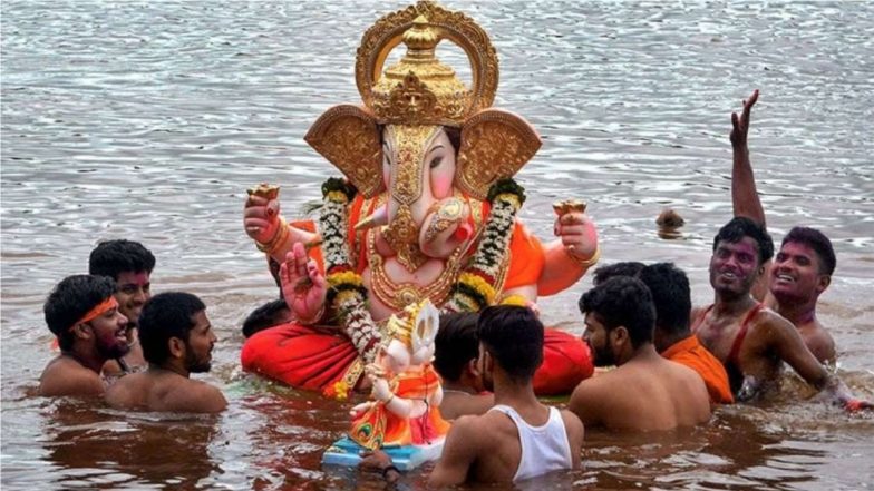 Ganesh Visarjan 2022: Devotees Bid Goodbye to Lord Ganesh (Watch Video)