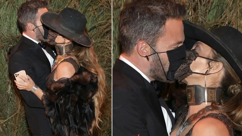 Met Gala 2021: Jennifer Lopez and Ben Affleck Kiss With Masks Intact on the Red Carpet (View Pics)