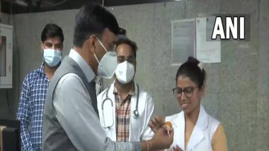 Union Health Minister Mansukh Mandaviya Celebrates 2 Crore COVID-19 Vaccinations Record with Health Workers at Delhi's Safdarjung Hospital