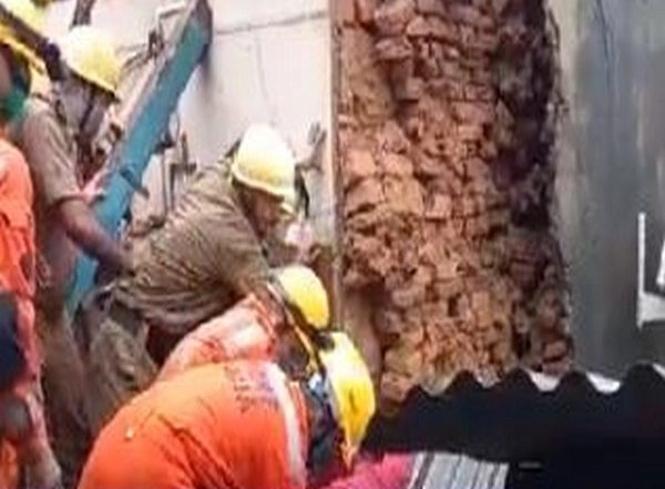 India News | Kolkata: Building Collapses in Ahiritola, 8 Rescued