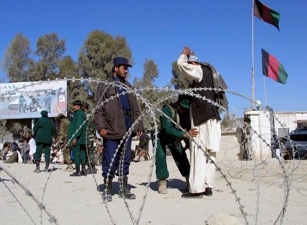 World News | Thousands of Afghans Stranded in Spin Boldak to Enter Pakistan