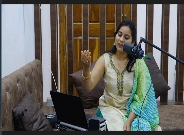 Business News | Singer Swapnali Gaikwad's Tribute to Veteran Singer Lata Mangeshkar on Her Birthday Sets a New World Record