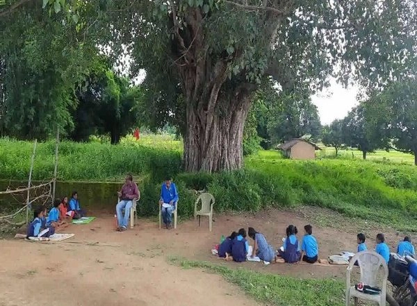 India News | Chhattisgarh: Balrampur Govt School Building in Dilapidated State, Students Forced to Take Classes Under Tree