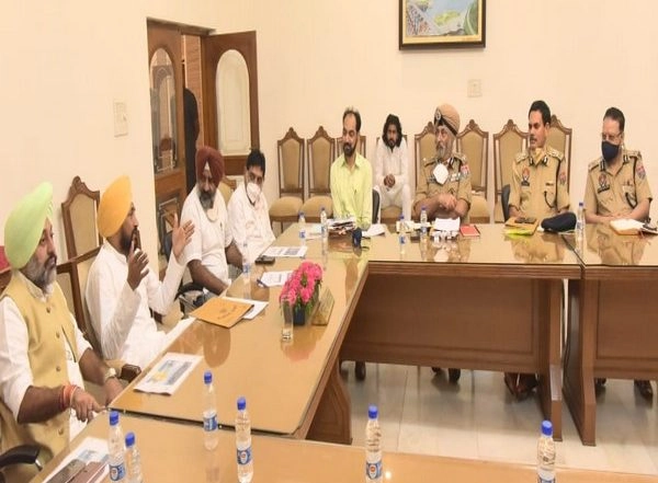 India News | Punjab CM Reiterates on Curtailing VVIP Culture, Directs Police to Deploy Minimum Personnel with Him