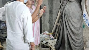 India News | Artists Creating Goddess Durga Idol Resembling Mamata Banerjee in Kolkata