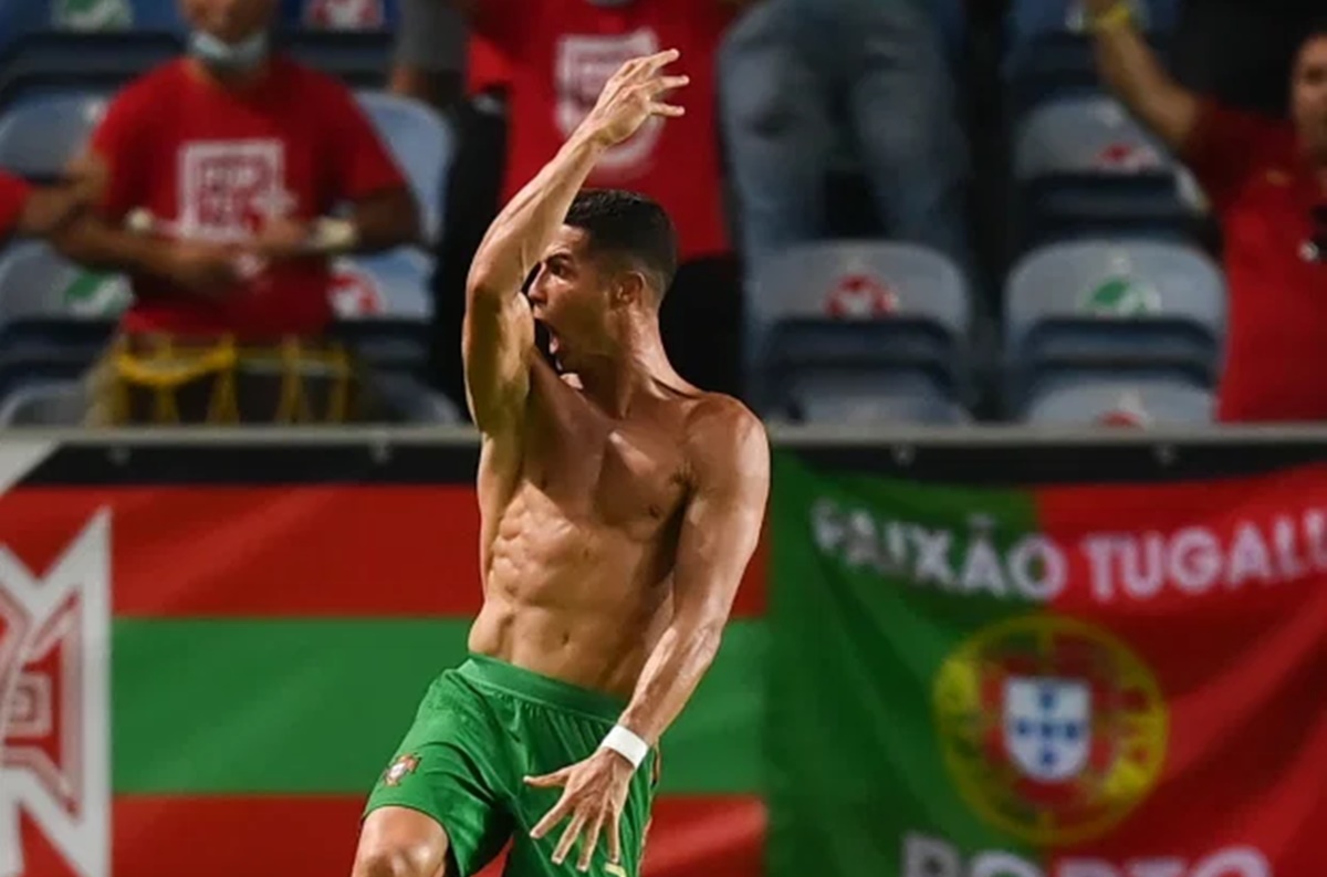Cristiano Ronaldo shirtless at every World Cup stadium — in one GIF 