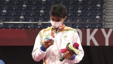 Proud Moment! Suhas Yathiraj Wears Silver Medal Won at Tokyo Paralympics 2020 (Watch Video)