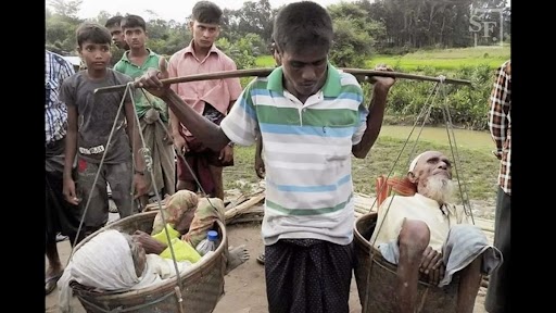 Modern-Day Shravan Kumar! Myanmar Man Carries His Parents for 7 Days To Reach Bangladesh As the Elderly Couple Was Unable To Move; See Heart-Wrenching Photo