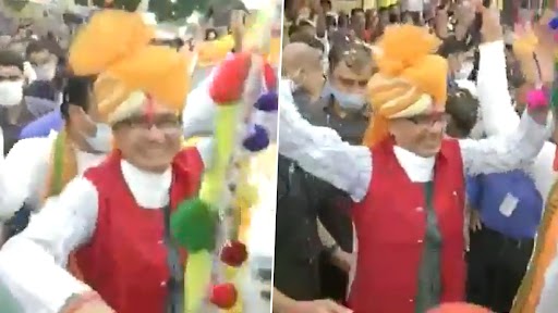 Jandarshan Yatra in Madhya Pradesh: CM Shivraj Singh Chouhan Seen Dancing With Locals in Khargone (Watch Video)