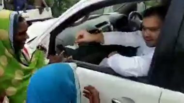 Tejashwi Yadav 'Caught' Distributing Money to Villagers Ahead of Bihar Panchayat Polls (Watch Video)