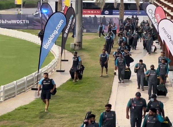 Sports News | T20 WC: India and Pakistan Players Walk in Together for Training on Eve of Opening Battle