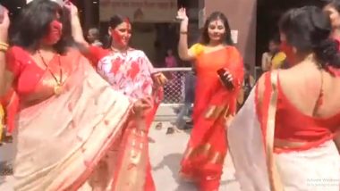 Durga Puja 2021: Women Participate in 'Sindoor Khela' On Vijayadashami In Jharkhand's Ranchi (Watch Video)
