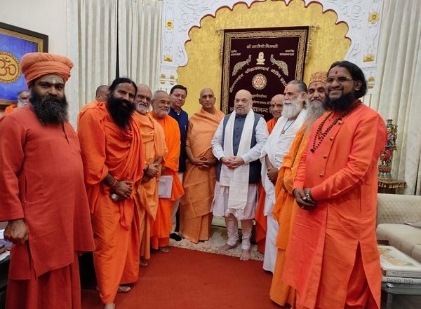 India News | Home Minister Amit Shah Meets Juna Pithadhishvar Acharya Mahamandaleshwar at Harihar Ashram in Uttarakhand's Haridwar