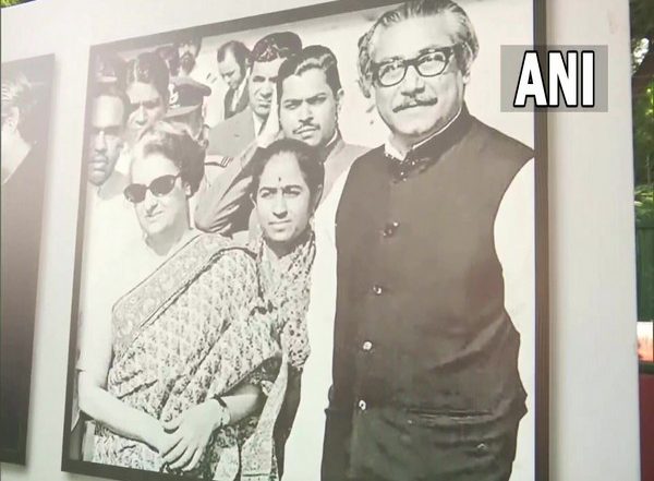 India News | Rahul Gandhi, Priyanka Gandhi Vadra Inaugurate Photo Exhibition on Bangladesh Liberation War