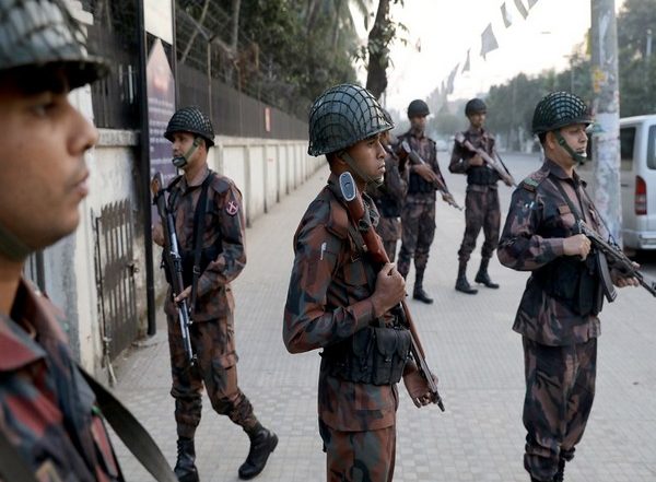 World News | Bangladesh: 5 Cops Injured in Clash with Protestors