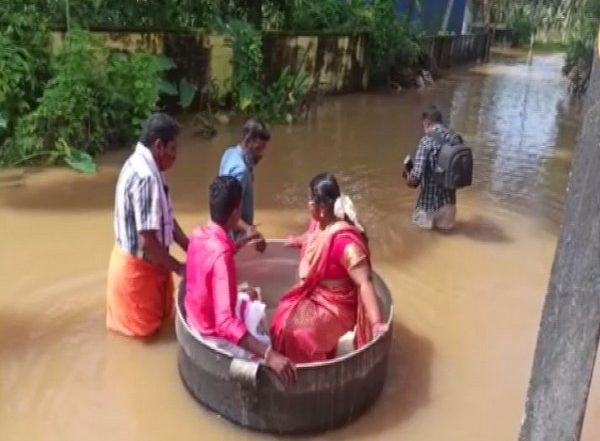 Kerala Rains: Bride and Groom Reach Temple in Cooking Vessel for Marriage in Alappuzha
