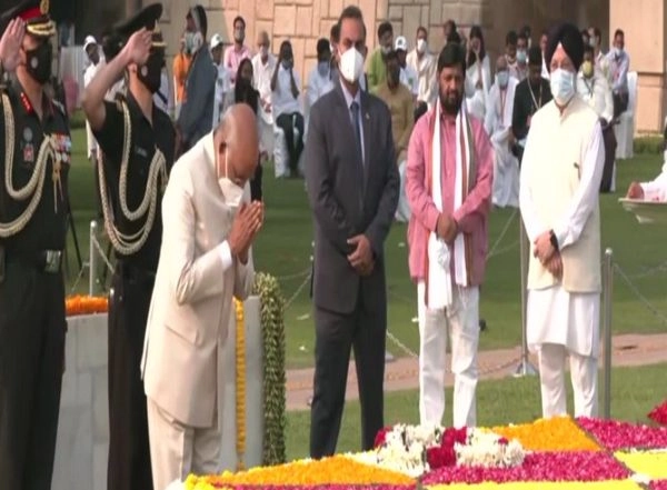 India News | President, Vice President, Other Political Leaders Pay Tributes to Mahatma Gandhi on His 152nd Birth Anniversary at Rajghat
