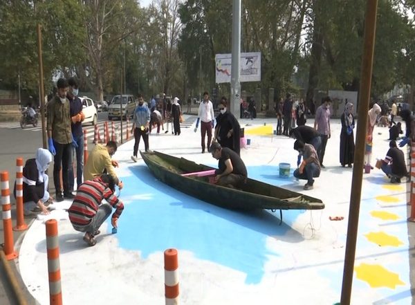India News | Students Put Up Graffiti on Srinagar Roads to Beautify City