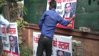 NCB Officials Remove Poster Put in Support of Sameer Wankhede Outside Narcotics Control Bureau Office in Delhi