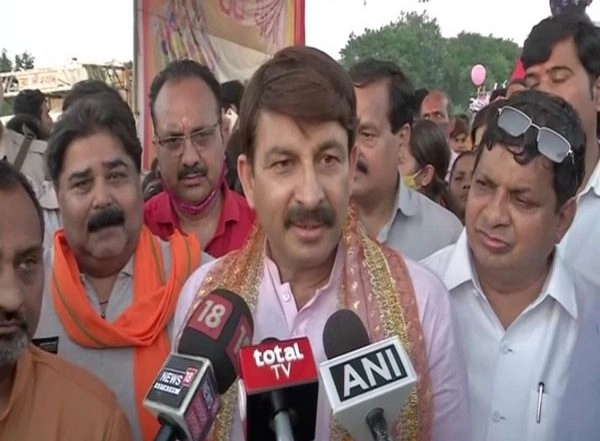 India News | Manoj Tiwari Urges Delhi CM to Allow Chhath Puja with COVID-19 Protocols, Says Won't Accept Complete Ban