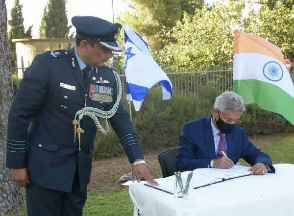World News | EAM Jaishankar Visits WWI Cemetery in Jerusalem, Pays Homage to Indian Soldiers
