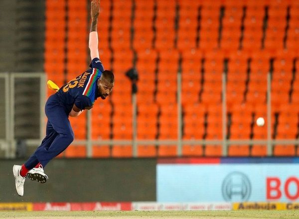 Sports News | T20 WC: Hardik Pandya Taken for Scans After Being Hit on Shoulder Against Pak