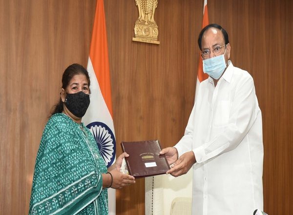 India News | Venkaiah Naidu Lauds Rajya Sabha Employees for Donating Rs 21L to Kin of Six Colleagues Who Died of COVID