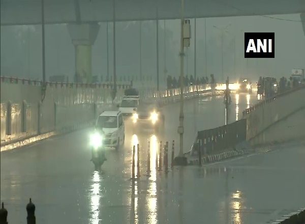 India News | Delhi, NCR Wakes Up to Rain on Sunday, Air Quality Expected to Improve Marginally