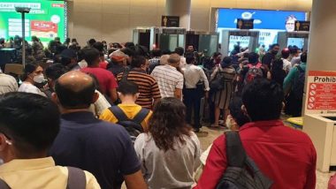 Mumbai Airport Witnesses Chaos, Long Queues Due to Sudden Rush of Passengers (See Pics and Video)