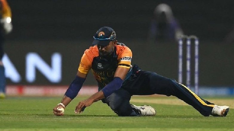 Dasun Shanka Pulls Off Sensational One-Handed Catch During SL vs NAM Round 1, T20 World Cup 2021 (Watch Video)