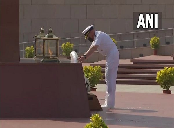 India News | US Chief of Naval Operations Lays Wreath at National War Memorial in Delhi