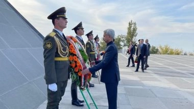 World News | EAM Jaishankar Pays Homage at Tsitsernakaberd Memorial Complex in Armenia