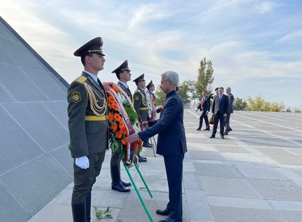 World News | EAM Jaishankar Pays Homage at Tsitsernakaberd Memorial Complex in Armenia