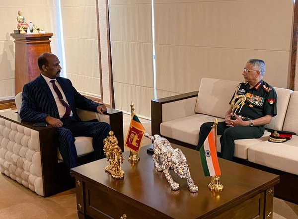 World News | Indian Army Chief Naravane Meets Sri Lankan Defence Secretary, Chief of Defence Staff in Colombo