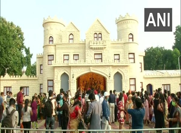 India News |  Kolkata: Durga Puja Pandal Designed as Old English Castle Attract People