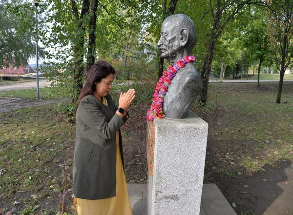 World News | Meenakashi Lekhi Pays Tribute to Mahatma Gandhi in Serbia