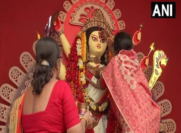 Vijaya Dashami 2021: Sex Workers in Kolkata's Sonagachhi Perform Sindoor Khela, Dhunuchi Dance