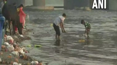 India News | Durga Puja: After Immersion of Idols, Yamuna in Delhi Littered with Waste
