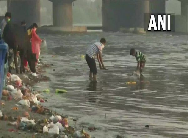 India News | Durga Puja: After Immersion of Idols, Yamuna in Delhi Littered with Waste