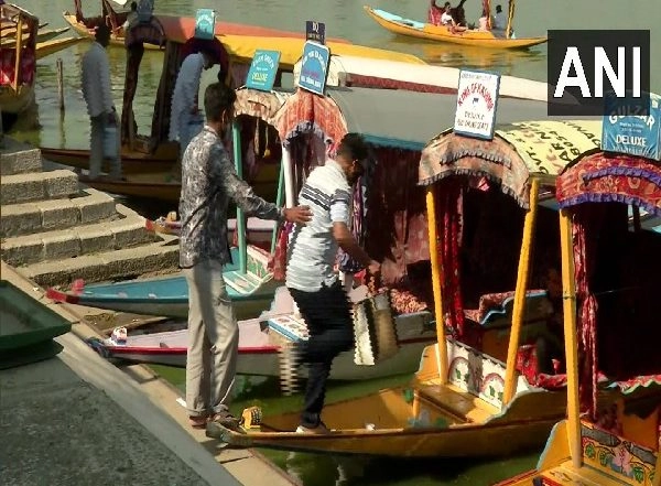 India News | Tourist Influx in Kashmir Increasing Gradually After COVID-19 Pandemic
