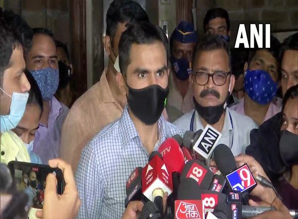 India News | Mumbai Lawyer Seeks FIR Against NCB's Sameer Wankhede, 4 Others on Extortion Charges