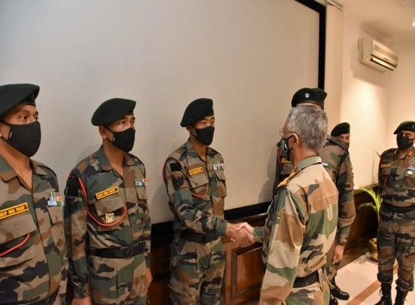 India News | MM Naravane Compliments Indian Army Team for Winning Gold Medal in UK Patrolling Event