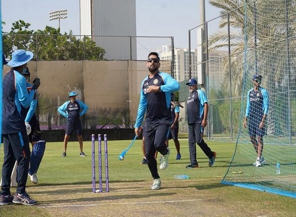 Sports News | T20 WC: Dhoni Gives Throwdowns to India Batters as Team Gears Up for Pakistan Clash