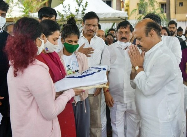 India News | Last Rites of Actor Puneeth Rajkumar Performed in Bengaluru