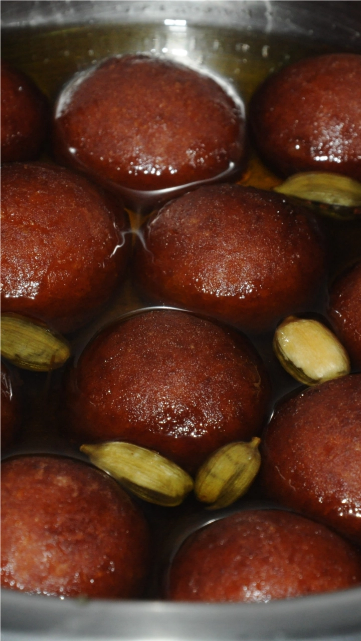 Diwali Mithai for Lakshmi Puja: Gulab Jamun, Kaju Katli, Mysore Pak &ndash; 11 Sweet Dishes for Festival