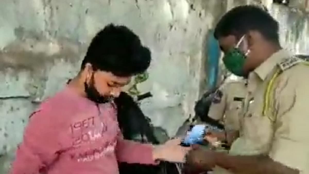 India News | Hyderabad Police Randomly Checking People's Mobile Phone,  WhatsApp Chats for 'Ganja': Reports | 📰 LatestLY
