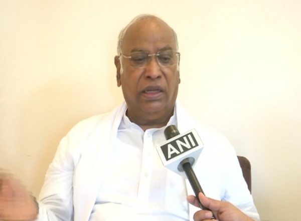 Priyanka Gandhi Vadra 'Illegally Detained' During Her Visit to Lakhimpur Kheri, Says Congress Leader Mallikarjun Kharge