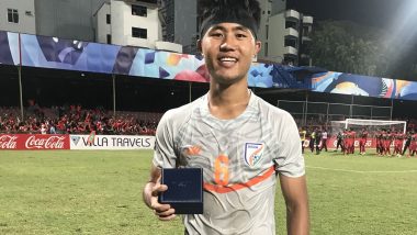 Sunil Chhetri Hands Over His Man of the Match Award to Lalengmawia Ralte For His Exceptional Performance in Midfield During India vs Maldives, SAFF Championship 2021